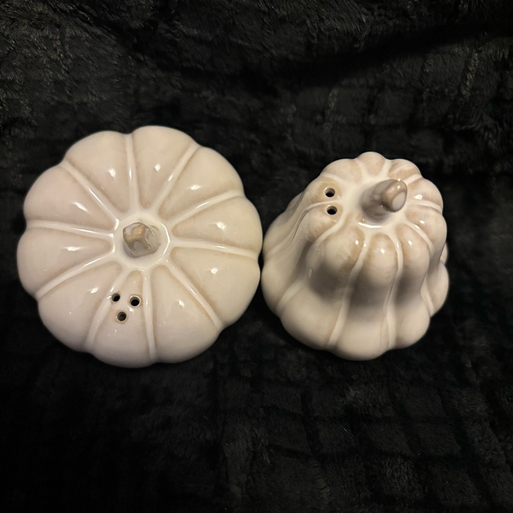 Pumpkin Salt & Pepper Shaker Set - Picture 3 of 8